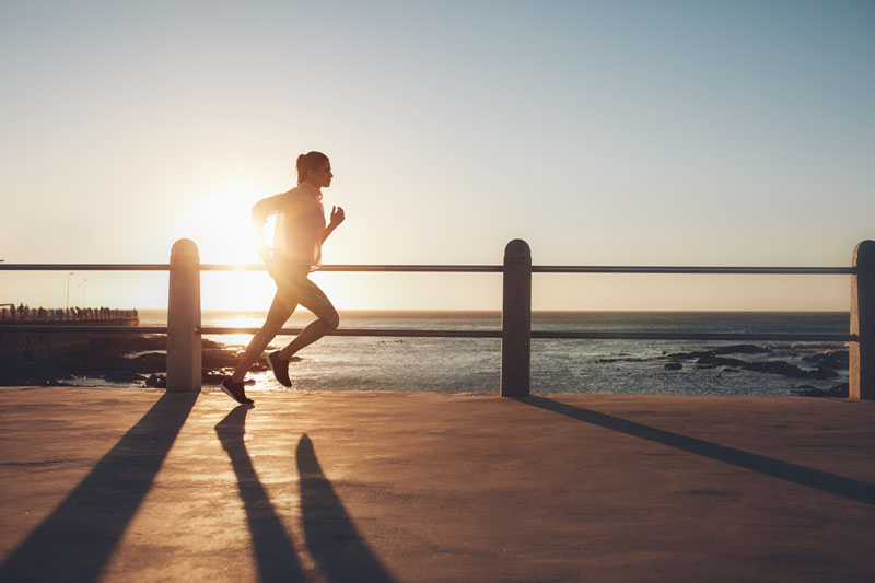 Frau joggt am Meer